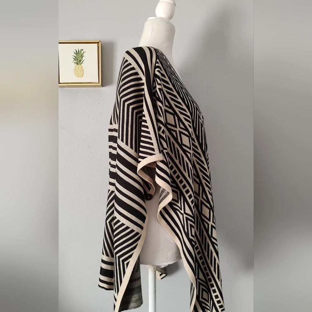 Cape Women Love Tree  Style Casual Geometric Black And Beige  Size Small -Medium